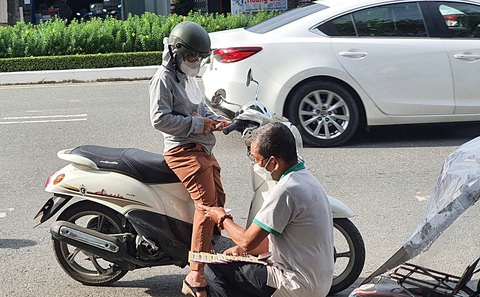 Người có hoàn cảnh khó khăn kinh doanh bằng nghề bán vé số dạo trên đường 30 Tháng 4, quận Ninh Kiều, TP Cần Thơ - Ảnh: CHÍ QUỐC Người có hoàn cảnh khó khăn kinh doanh bằng nghề bán vé số dạo trên đường 30 Tháng 4, quận Ninh Kiều, TP Cần Thơ - Ảnh: CHÍ QUỐC
