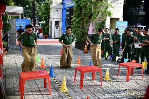 TP.HCM: Đến ngày hội đại đoàn kết nhảy bao bố, chơi ô ăn quan - Ảnh 4. Các chiến sĩ lực lượng vũ trang tham gia trò chơi nhảy bao bố - Ảnh: T.T.D