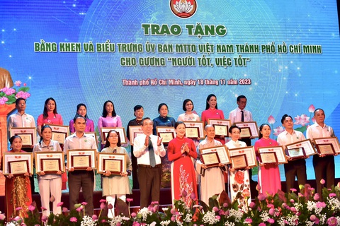 TP.HCM: Xây dựng tình làng nghĩa xóm tại mỗi khu dân cư - Ảnh 1. Bà Trương Thị Ngọc Ánh - phó chủ tịch Ủy ban Trung ương Mặt trận Tổ quốc Việt Nam và ông Nguyễn Phước Lộc - phó bí thư Thành ủy TP.HCM - trao bằng khen cho các gương người tốt việc tốt - Ảnh: T.T.D.