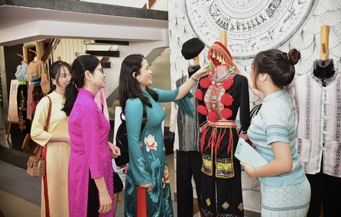 TP.HCM: Đến ngày hội đại đoàn kết nhảy bao bố, chơi ô ăn quan - Ảnh 1. Đông đảo người dân TP.HCM diện áo dài, đến tham quan gian hàng trang phục truyền thống các dân tộc tại ngày hội - Ảnh: T.T.D