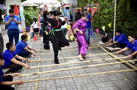 TP.HCM: Đến ngày hội đại đoàn kết nhảy bao bố, chơi ô ăn quan - Ảnh 2. Người dân diện trang phục truyền thống, chơi nhảy sạp - Ảnh: T.T.D