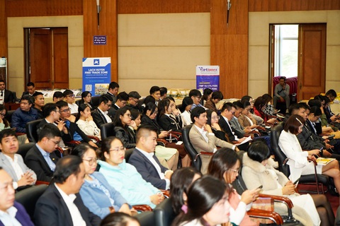 Thúc đẩy giao thương Hải Phòng với Trung Quốc, Ấn Độ và Nam Phi - Ảnh 2. Đông đảo đại diện các doanh nghiệp trên địa bàn Hải Phòng đến tham dự hội nghị để tìm kiếm cơ hội hợp tác, mở rộng thị trường - Ảnh: Đ. THANH
