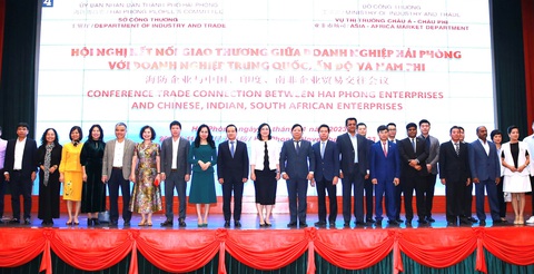 Thúc đẩy giao thương Hải Phòng với Trung Quốc, Ấn Độ và Nam Phi - Ảnh 4. Các đại biểu chụp hình lưu niệm trong chương trình kết nối giao thương doanh nghiệp Hải Phòng với các quốc gia Trung Quốc, Ấn Độ và Nam Phi - Ảnh: Đ. THANH