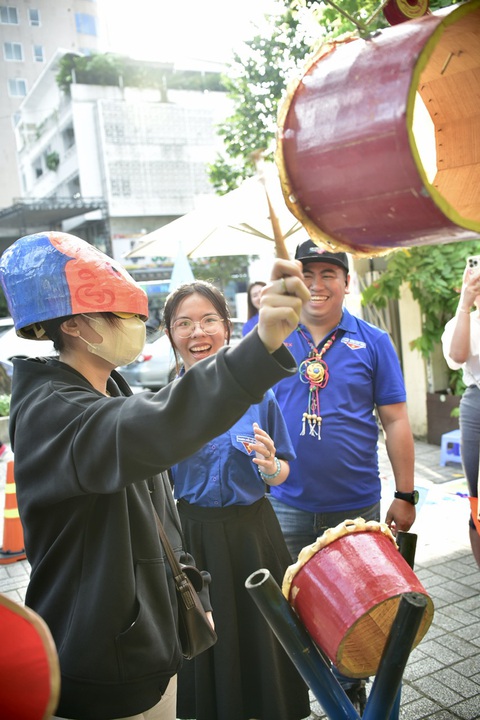 TP.HCM: Đến ngày hội đại đoàn kết nhảy bao bố, chơi ô ăn quan - Ảnh 6. Các bạn trẻ phấn khởi khi tham gia trò bịt mắt đánh trống - Ảnh: T.T.D