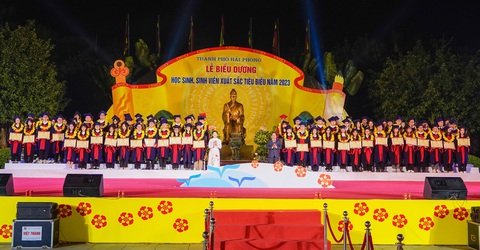 Đêm 18-11, Hải Phòng tổ chức tuyên dương 132 học sinh, sinh viên tiêu biểu năm 2023 tại Khu di tích quốc gia đền thờ Trạng Trình Nguyễn Bỉnh Khiêm tại huyện Vĩnh Bảo - Ảnh: HOÀNG HẢI Đêm 18-11, Hải Phòng tổ chức tuyên dương 132 học sinh, sinh viên tiêu biểu năm 2023 tại khu di tích quốc gia đền thờ Trạng Trình Nguyễn Bỉnh Khiêm tại huyện Vĩnh Bảo - Ảnh: HOÀNG HẢI