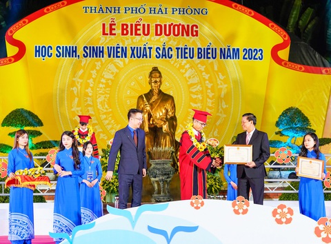 Mỗi học sinh, sinh viên được biểu dương ngoài bằng khen còn được tặng thưởng 10 triệu đồng - Ảnh: HOÀNG HẢI Mỗi học sinh, sinh viên được biểu dương ngoài bằng khen còn được tặng thưởng 10 triệu đồng - Ảnh: HOÀNG HẢI