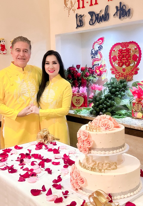 Ca sĩ Kavie Trần và chồng tương lai CEO diện áo dài truyền thống trong lễ đính hôn tại Mỹ - Ảnh 2. Ca sĩ Kavie Trần và chồng tương lai CEO diện áo dài truyền thống trong lễ đính hôn tại Mỹ - Ảnh 2.