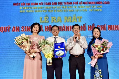 TP.HCM có thêm quỹ hỗ trợ công nhân mất việc, người yếu thế - Ảnh 1. Phó chủ tịch UBND TP.HCM Nguyễn Văn Dũng trao quyết định của UBND TP về thành lập Quỹ An sinh xã hội TP.HCM - Ảnh: T.T.D.