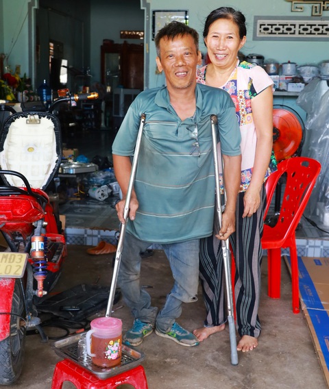 Ông Sinh và vợ sống đầy lạc quan - Ảnh: HOÀNG DƯƠNG Ông Sinh và vợ sống đầy lạc quan - Ảnh: HOÀNG DƯƠNG