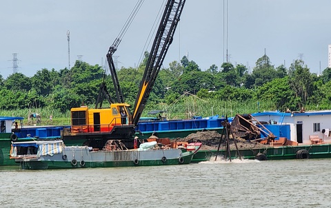 Khiếu nại tỉnh vì 'không thấy vi phạm gì mà bị thu hồi mỏ cát' - Ảnh 1. Khiếu nại tỉnh vì "không thấy vi phạm gì mà bị thu hồi mỏ cát" - Ảnh: CHÍ HẠNH