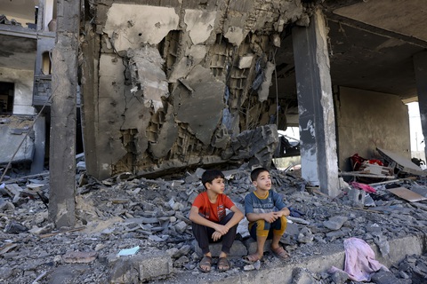 Trẻ em Gaza ngồi giữa đống đổ nát sau cuộc không kích của Israel hôm 10-11 - Ảnh: AFP Trẻ em Gaza ngồi giữa đống đổ nát sau cuộc không kích của Israel hôm 10-11-2023 - Ảnh: AFP