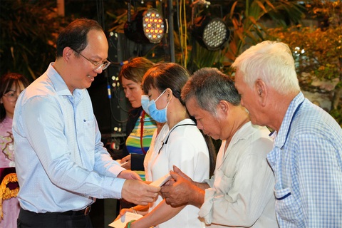 Phó bí thư Thành ủy TP.HCM Nguyễn Hồ Hải tặng quà cho các hộ nghèo, hộ cận nghèo trên địa bàn phường 6, quận 11, TP.HCM trong Ngày hội Đại đoàn kết - Ảnh: HỮU HẠNH Phó bí thư Thành ủy TP.HCM Nguyễn Hồ Hải tặng quà cho các hộ nghèo, hộ cận nghèo trên địa bàn phường 6, quận 11, TP.HCM trong Ngày hội Đại đoàn kết - Ảnh: HỮU HẠNH