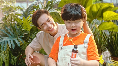 Nắng Ngoài Sân - Bài hát cảm động về tình cha con - Ảnh 1. Nắng Ngoài Sân - Bài hát cảm động về tình cha con - Ảnh 1.