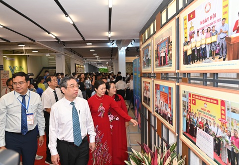 TP.HCM khai mạc Ngày hội đại đoàn kết toàn dân tộc - Ảnh 2. Phó bí thư Thành ủy TP.HCM Nguyễn Phước Lộc tham quan không gian triển lãm các hoạt động tổ chức Ngày hội đại đoàn kết toàn dân tộc giai đoạn 2003-2023 - Ảnh: CTV