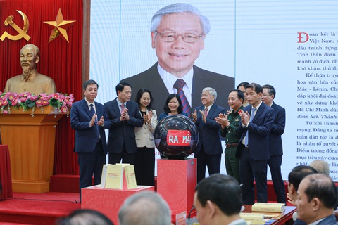 Các đại biểu bấm nút ra mắt sách cuốn sách của Tổng bí thư Nguyễn Phú Trọng và phát hành bản ấn phẩm điện tử - Ảnh: HÀ QUÂN Các đại biểu bấm nút ra mắt sách cuốn sách của Tổng bí thư Nguyễn Phú Trọng và phát hành bản ấn phẩm điện tử - Ảnh: HÀ QUÂN