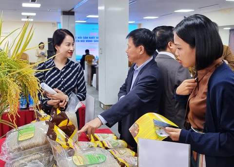 Để sản vật miền núi, hải đảo đến với người tiêu dùng - Ảnh 1. Các đại biểu trao đổi bên lề hội nghị liên quan những sản vật miền núi, hải đảo được trưng bày - Ảnh: T.THẮNG