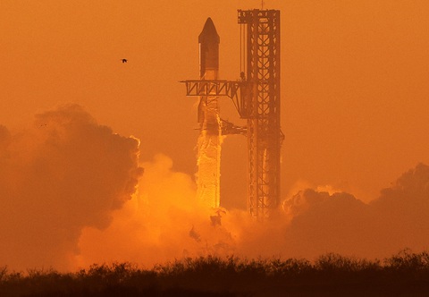 Siêu tên lửa và tàu vũ trụ của SpaceX phát nổ vài phút sau khi phóng - Ảnh 1. Tên lửa đẩy SpaceX mang theo tàu vũ trụ Starship rời bệ phóng ngày 18-11 - Ảnh: REUTERS