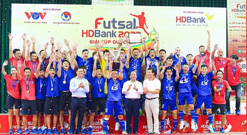 CLB futsal Thái Sơn Nam TP.HCM tiếp tục thống trị - Ảnh 1. Bầu Tú (áo trắng bên trái) trao giải cho CLB Thái Sơn Nam TP.HCM - Ảnh: VFF