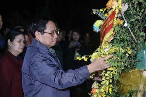 Thủ tướng dâng hương tưởng niệm các Anh hùng, liệt sĩ tại Lai Châu - Ảnh 1. Thủ tướng và đoàn công tác dâng hương tại Nhà bia tưởng niệm các anh hùng, liệt sĩ tại xã Ma Li Pho, huyện Phong Thổ - Ảnh: NHẬT BẮC