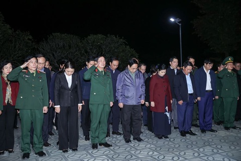 Thủ tướng dâng hương tưởng niệm các Anh hùng, liệt sĩ tại Lai Châu - Ảnh 2. Đoàn công tác bày tỏ vô cùng xúc động, kính cẩn nghiêng mình tưởng nhớ các anh hùng liệt sĩ, những người con ưu tú đã anh dũng hy sinh vì sự nghiệp giải phóng dân tộc - Ảnh: NHẬT BẮC