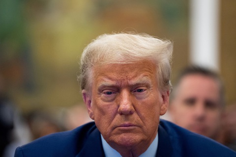 Đảng Cộng hòa công khai video cảnh Đồi Capitol liên quan ông Trump 2021 - Ảnh 1. Cựu tổng thống Mỹ Donald Trump tại Tòa án tối cao bang New York ngày 24-10-2023 - Ảnh: REUTERS