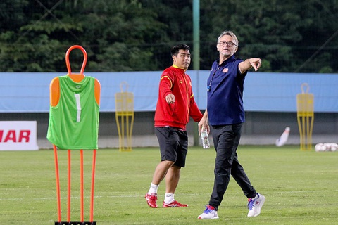 Tuyển Việt Nam tập giải phóng sức ì - Ảnh 6. HLV Philippe Troussier động viên toàn đội hướng đến kết quả tốt trước Iraq