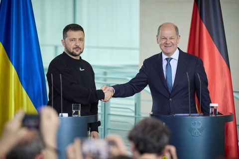 Tổng thống Ukraine Volodymyr Zelensky (trái) bắt tay với Thủ tướng Đức Olaf Scholz trong chuyến thăm Berlin tháng 5-2023 - Ảnh: Văn phòng Tổng thống Ukraine Tổng thống Ukraine Volodymyr Zelensky (trái) bắt tay với Thủ tướng Đức Olaf Scholz trong chuyến thăm Berlin tháng 5-2023 - Ảnh: Văn phòng Tổng thống Ukraine