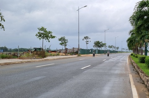 Đi xe máy, người phụ nữ vướng dây điện ngã xuống đường tử vong - Ảnh 1. Khu vực xảy ra vụ tai nạn đau lòng - Ảnh: Q.T