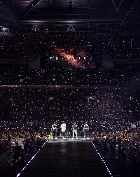 Hé lộ sân khấu 'độc nhất vô nhị' concert Westlife tại Việt Nam - Ảnh 1. Sức nóng của nhóm nhạc nam đã được khẳng định với thành tích "cháy vé" trong 4 tiếng đồng hồ mở bán đêm nhạc đầu tiên. Sân khấu concert Westlife tại TP.HCM sẽ được thiết kế đặc biệt hình chữ T để khán giả được giao lưu với thần tượng nhiều hơn