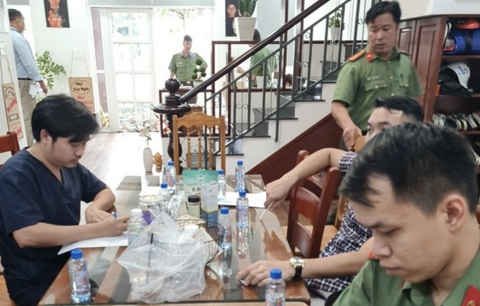 Bác sĩ tay ngang ‘Mr.Lee’ mở niêm phong, phẫu thuật thẩm mỹ trái phép - Ảnh 1. "Mr.Lee" (bìa trái) làm việc với lực lượng công an và Thanh tra Sở Y tế - Ảnh: H.H.