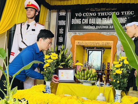 Trao tặng huy hiệu 'Tuổi trẻ dũng cảm' cho đại úy công an hy sinh khi làm nhiệm vụ - Ảnh 2. Huy hiệu "Tuổi trẻ dũng cảm" đặt trang trọng trên bàn thờ đại úy Trần Trung Hiếu - Ảnh: H.A.