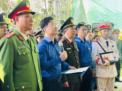 Trao tặng huy hiệu 'Tuổi trẻ dũng cảm' cho đại úy công an hy sinh khi làm nhiệm vụ - Ảnh 1. Anh Hoàng Cẩm Thạch - phó bí thư Tỉnh Đoàn Hà Tĩnh - thừa ủy quyền công bố quyết định truy tặng huy hiệu “Tuổi trẻ dũng cảm” cho đại úy Trần Trung Hiếu - Ảnh: H.A.