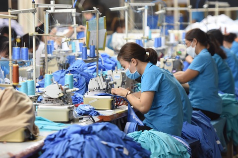 Công nhân làm việc tại một doanh nghiệp may mặc ở huyện Vĩnh Cửu, Đồng Nai - Ảnh: A LỘC Công nhân làm việc tại một doanh nghiệp may mặc ở huyện Vĩnh Cửu, Đồng Nai - Ảnh: A LỘC