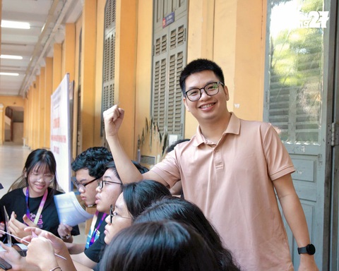 Ngày 20-11, tâm sự người thầy với Gen Z… - Ảnh 2. Thầy Nguyễn Văn Ba luôn xuất hiện đầy năng lượng, trẻ trung trong mắt học trò - Ảnh: NVCC
