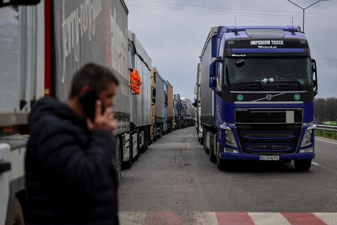 Xe tải chờ qua biên giới Ukraine-Ba Lan tại vùng Lviv, Ukraine ngày 17-4 - Ảnh: REUTERS Xe tải chờ qua biên giới Ukraine - Ba Lan tại vùng Lviv, Ukraine ngày 17-4 - Ảnh: REUTERS