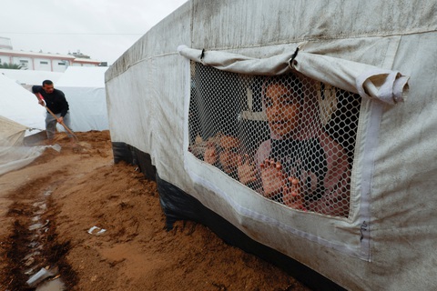 Những đứa trẻ Palestine nhìn ra ngoài lều sau trận mưa ở Khan Younis, phía nam Dải Gaza, giữa xung đột Israel - Hamas, ngày 19-11 - Ảnh: REUTERS Những đứa trẻ Palestine nhìn ra ngoài lều sau trận mưa ở Khan Younis, phía nam Dải Gaza, giữa xung đột Israel - Hamas, ngày 19-11 - Ảnh: REUTERS