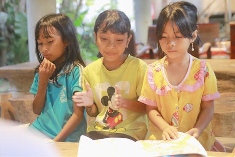Em H Cam Surk (giữa) vui vẻ trò chuyện bằng tiếng Anh với các bạn - Ảnh: MINH PHƯƠNG Em H Cam Surk (giữa) vui vẻ trò chuyện bằng tiếng Anh với các bạn - Ảnh: MINH PHƯƠNG