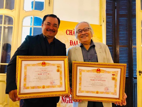 Thầy Trần Minh Ngọc và đạo diễn Nguyễn Phương Điền (bìa phải) - Ảnh: NVCC Thầy Trần Minh Ngọc và đạo diễn Nguyễn Phương Điền (trái) - Ảnh: NVCC