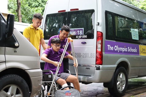 Thầy Bùi Anh Đức đưa đón học sinh bị thương đến trường bằng xe lăn - Ảnh: QUỲNH TRANG Thầy Bùi Anh Đức đưa đón học sinh bị thương đến trường bằng xe lăn - Ảnh: QUỲNH TRANG