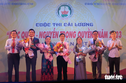 Ông Nguyễn Minh Tuấn, giám đốc Sở Văn hóa, Thể thao và Du lịch thành phố Cần Thơ (bìa trái) và ông Phạm Thế Vinh, phó trưởng ban Ban Tuyên giáo thành ủy thành phố Cần Thơ (bìa phải) tặng hoa cho ban giám khảo, nghệ sĩ Trọng Phúc đứng thứ hai từ trái qua - Ảnh: LINH ĐOAN Ông Nguyễn Minh Tuấn, giám đốc Sở Văn hóa, Thể thao và Du lịch thành phố Cần Thơ (bìa trái) và ông Phạm Thế Vinh, phó trưởng Ban Tuyên giáo Thành ủy thành phố Cần Thơ (bìa phải) tặng hoa cho ban giám khảo, nghệ sĩ Trọng Phúc đứng thứ hai từ trái qua - Ảnh: LINH ĐOAN