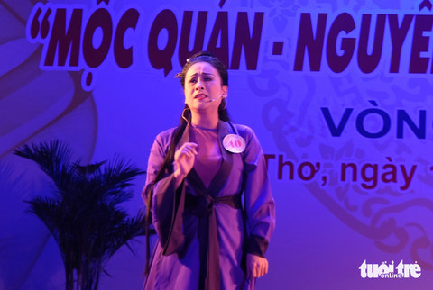 Thí sinh Hoa Mai của đơn vị Nhà hát cải lương Việt Nam với tiết mục Tượng đá trông chồng - Ảnh: LINH ĐOAN Thí sinh Hoa Mai của đơn vị Nhà hát cải lương Việt Nam với tiết mục Tượng đá trông chồng - Ảnh: LINH ĐOAN