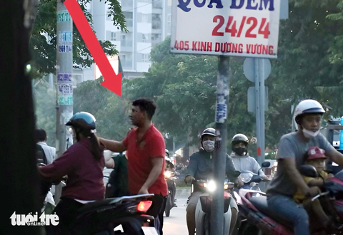 Trước bãi gửi xe tự phát treo bảng "giữ xe qua đêm 24/24" tạm bợ, có "cò" đứng chỉ dẫn người dân vào bãi tại địa chỉ 405 Kinh Dương Vương (phường An Lạc, quận Bình Tân, TP.HCM) - Ảnh: TIẾN QUỐC Trước bãi gửi xe tự phát treo bảng "giữ xe qua đêm 24/24" tạm bợ, có "cò" đứng chỉ dẫn người dân vào bãi tại địa chỉ 405 Kinh Dương Vương (phường An Lạc, quận Bình Tân, TP.HCM) - Ảnh: TIẾN QUỐC