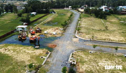 Cận cảnh 3 bất động sản trong vụ tranh chấp lớn nhất miền Trung, ngàn người bị vạ - Ảnh 8. Máy móc nằm im lìm ở dự án Bách Đạt - Ảnh: ĐOÀN CƯỜNG