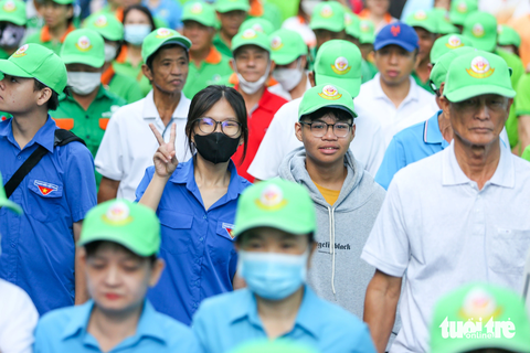 Đi bộ bên công viên ven sông Sài Gòn, quyên góp hơn 18 tỷ đồng ủng hộ người nghèo - Ảnh 4. Học sinh hào hứng với hoạt động nhân văn. Bạn Ái My chia sẻ đây là một hoạt động đầy ý nghĩa và hy vọng những hoạt động như vậy sẽ được tổ chức thường xuyên để các bạn trẻ có cơ hội góp sức cho cộng đồng cũng như rèn luyện sức khỏe