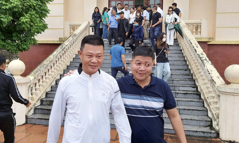 Cựu phó bí thư Tỉnh Đoàn Yên Bái Đinh Tiến Hùng được tuyên vô tội dựa trên căn cứ nào? - Ảnh 1. Ông Đinh Tiến Hùng (áo trắng) rời tòa - Ảnh: ANH HÒA