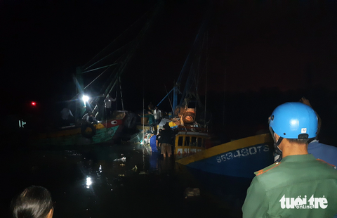 Chìm tàu đánh cá trên biển 1 người chết, 1 người được cứu sống - Ảnh 2. Cơ quan chức năng đang trục vớt đưa tàu đánh cá bị nạn vào nơi neo đậu - Ảnh: ĐOÀN PHÁT
