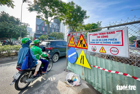 Làm đi đừng xin lỗi mãi! - Ảnh 5. Cái người dân cần là các dự án thi công nhanh chóng không gây cản trở giao thông, thay vì lạm dụng lời xin lỗi. Đã có nhiều vụ tai nạn khi người dân va chạm với các lô cốt công trình tại TP.HCM - Ảnh: CHÂU TUẤN