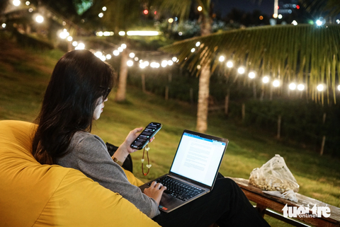 Nhiều bạn trẻ lựa chọn không gian ngoài trời để vừa thư giãn vừa chạy deadline cuối tuần - Ảnh: NGUYỄN HIỀN Nhiều bạn trẻ lựa chọn không gian ngoài trời để vừa thư giãn vừa chạy deadline cuối tuần - Ảnh: NGUYỄN HIỀN