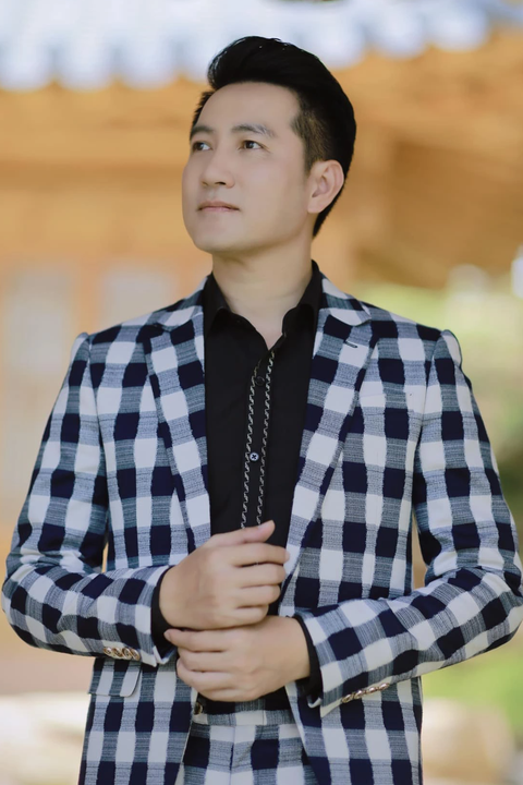 Với Nguyễn Phi Hùng, những ai giỏi chuyên môn, anh cũng mong muốn được học hỏi, để hoàn thiện mình - Ảnh: NVCC Với Nguyễn Phi Hùng, những ai giỏi chuyên môn, anh cũng mong muốn được học hỏi, để hoàn thiện mình - Ảnh: NVCC