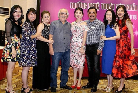 Thầy Trần Minh Ngọc cùng với các học trò của mình - Ảnh: NVCC Thầy Trần Minh Ngọc cùng với các học trò của mình - Ảnh: NVCC